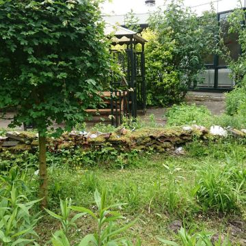 Op onze openbare tuin genaamd 'De Wijde Blick' (achter het clubhuis) wordt ook zoveel mogelijk aan Natuurlijk Tuinieren gedaan.
Er staat ook een muurtje van stenen en scherven, waar allerlei insecten en andere kleine dieren tussen de holtes onderdak kunnen vinden.