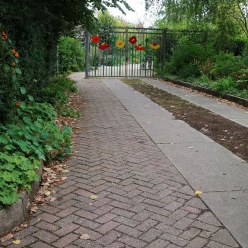 groene middenstrook ingezaaid bij de ingang